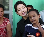 김건희 여사, 프놈펜에서 심장병 소년 집 찾아가 격려