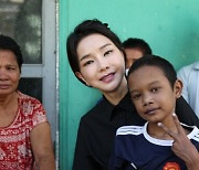 김건희 여사, 프놈펜서 '심장병 소년' 집 찾아…"한국에서 만나자"