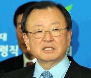 `동백꽃처럼`… 강만수 前장관 소설가 됐다