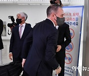 [포토]파울루 벤투 감독, '카타르로 출국'