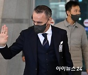 [포토]벤투 감독, '팬들을 향해 윙크'