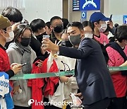 [In 인천공항] '주말 저녁 늦은 시간' 태극전사 위해 달려간 붉은악마