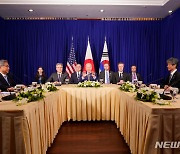 바이든 대통령, 북한·중국 대처 위해 한국 및 일본 정상과 다같이만나