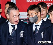 권창훈,'출국 전 벤투 감독과 즐겁게 얘기 나누며' [사진]