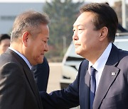 이상민 “누군들 폼나게 사표 던지고 싶지 않겠나”…민주 “참 뻔뻔”