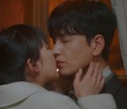 '삼남매' 임주환♥이하나, 사랑 깊어져 애틋 키스…양가 반대 극복할까 [전일야화]