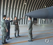 공군 제11전투비행단 방문한 이종섭 장관