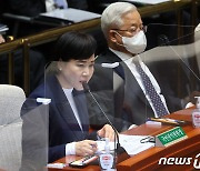 답변하는 전현희 국민권익위원장