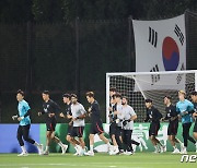 태극기 뒤로하고 첫 훈련 갖는 축구대표팀