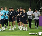 밝은 표정으로 첫 훈련 갖는 축구대표팀