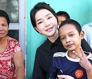 선천성 심장질환 14세 소년 안아줬다...김건희 여사 달려간 곳