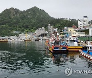 울릉도 저동항 인근서 통발어선 좌초…선원 구조 작업 중