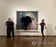 기후활동가 명화 훼손 사건 또 발생…클림트 작품 표적