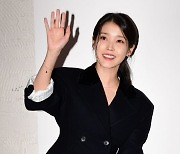 [TEN 포토] 아이유 '심쿵 손인사'