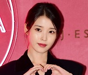 [TEN 포토] 아이유 '시선 압도 치명美'