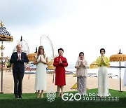 김건희 여사, G20 정상회의 배우자 프로그램 기념촬영