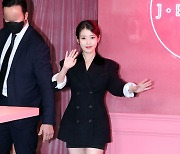 [E포토] 아이유, '러블리한 인형이 손을 흔드네'