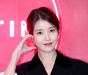 [E포토] 아이유, '예쁘고 귀여운 하트'