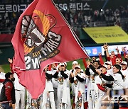 "결정 나야 한다" 성적도, 연봉도 1위 SSG…FA 참전 가능성은?