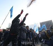 행진 제지당한 농민들, '나락' 던지며 항의