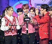 하이라이트,'컴백과 동시에 영광의 쇼챔피언 1위' [사진]