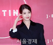 아이유, 볼 하트 한 스쿱 [SE★포토]