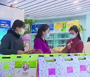 화장품전시장 찾은 북한 주민들