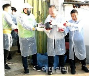 [포토]200여명 자원봉사자들과 연탄나눔활동 펼친 김경일 파주시장