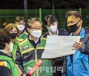 [포토] 최호권 영등포구청장, 수능 후 밀집지역 점검