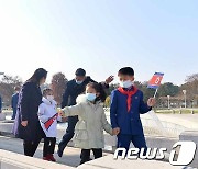 '어머니날' 금수산태양궁전 찾은 북한 주민들
