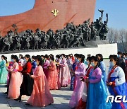 '어머니날' 경축하는 북한 주민들, 만수대언덕 찾아 헌화
