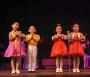 '어머니날' 맞아 공연하는 북한 어린이들