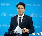 취재진 질문 답하는 전용기 민주당 의원