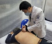 자생의료재단, 충북 영동 고령 농민들에게 '한방 의료봉사'