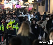 수능 끝난 날 '인파 관리 위해 순찰 도는 경찰들'