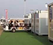 카타르 '팬 빌리지' 내에서 운행하는 버기카