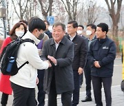 “수능생 여러분 힘내세요!” … 이승화 산청군수, 수험생 응원·격려