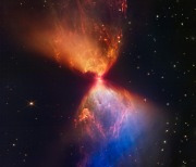 우주에서 관측된 빛의 모래시계…제임스 웹이 찾아낸 ‘신생아 별’