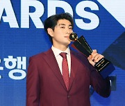 ‘세계 첫 부자 MVP’ 이정후 “이제 내 이름으로 야구할 것”