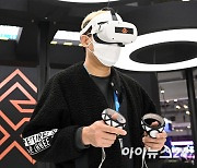 [포토]VR 체험하는 관람객