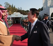 윤 대통령·빈 살만 사우디 왕세자 회담 "에너지, 방위산업, 인프라 등 경제협력 획기적 강화"