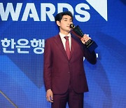 '타격 5관왕' 이정후, 최고의 별로 우뚝…만장일치에 3표 모자라