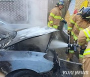 고성 주택가서 승용차 불… 엔진과열 추정