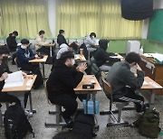 교사들 “영어, 작년보다 쉬웠지만 긴 문장 까다로웠다”