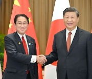 처음 만난 시진핑-기시다 “안보 의사소통 강화”