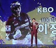 '타격 5관왕' 이정후… 올시즌 최우수선수 선정, 사상 첫 부자 MVP