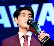 MVP 이정후, '달콤한 트로피 입맞춤' [사진]