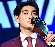 트로피 키스 이정후, '아버지 이종범 이어 부자 MVP' [사진]