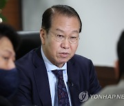 연합뉴스와 인터뷰하는 권영세 장관