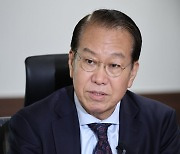 연합뉴스와 인터뷰하는 권영세 장관